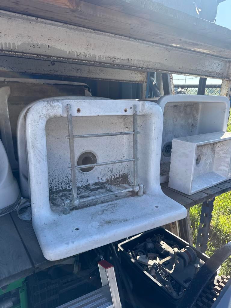 Uitstortgootsteen wasbak - Robuust en praktisch, Doe-het-zelf en Verbouw, Sanitair, Gebruikt, Overige typen, Ophalen