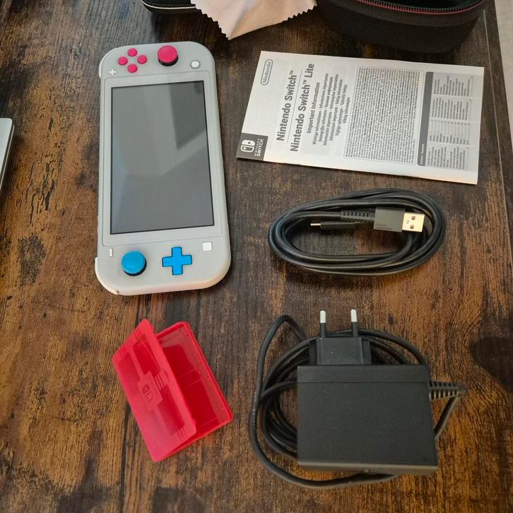 Goedwerkende Switch Lite, Zacian + Zamazenta Edition, Spelcomputers en Games, Spelcomputers | Nintendo Switch Lite, Zo goed als nieuw