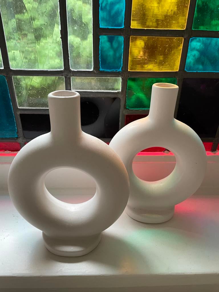 Set van 2 Witte Donut Vazen - Modern Design, Huis en Inrichting, Wit, Aardewerk of Porselein, Ophalen of Verzenden, Zo goed als nieuw