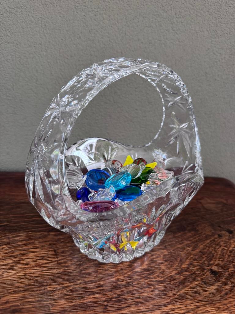 Decoratieve glazen mand met kleurrijke snoepjes, Ophalen