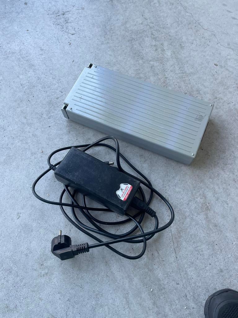 Accel E motion accu 250w met lader doet het helemaal goed, Fietsen en Brommers, Fietsaccessoires | Fietsaccu's, Ophalen of Verzenden