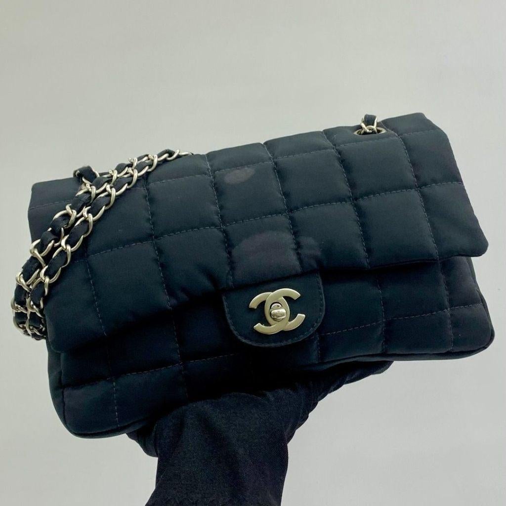 Chanel Chocolate Bar Nylon Schoudertas Zwart — Designer Tas, Sieraden, Tassen en Uiterlijk, Tassen | Damestassen, Verzenden, Zo goed als nieuw