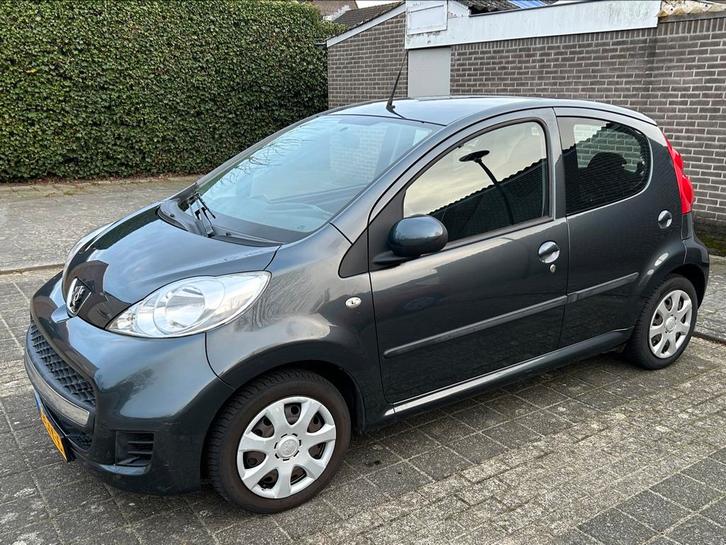 Peugeot 107 1.0 XS 5DR 2012 Airco Grijs, Auto's, Peugeot, Particulier, ABS, Airbags, Airconditioning, Boordcomputer, Centrale vergrendeling