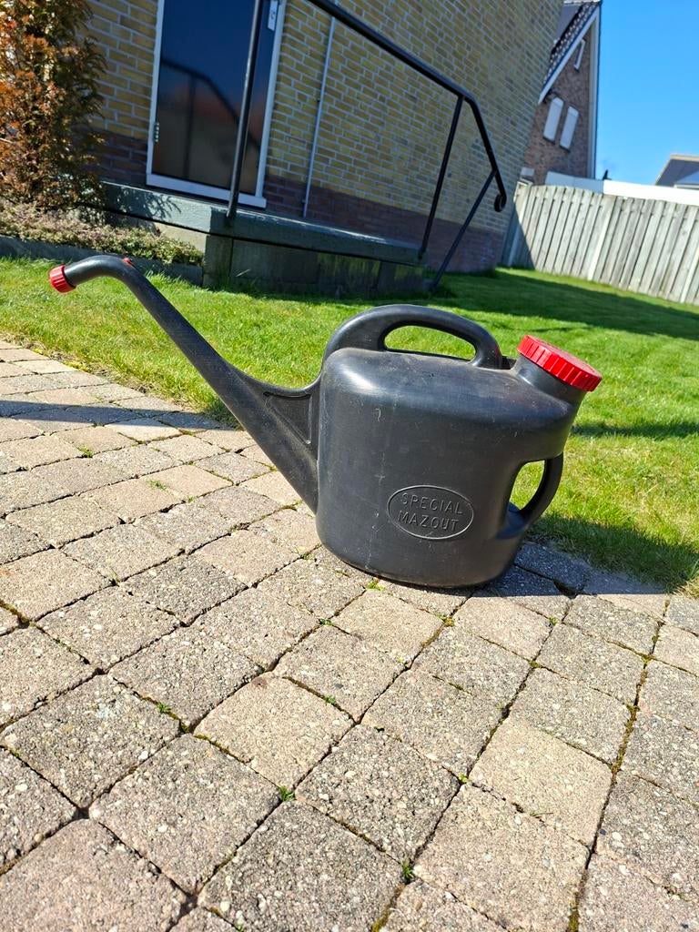 Zwarte gieter met rode dop - Special Mazout, Ophalen, Gebruikt, Kunststof