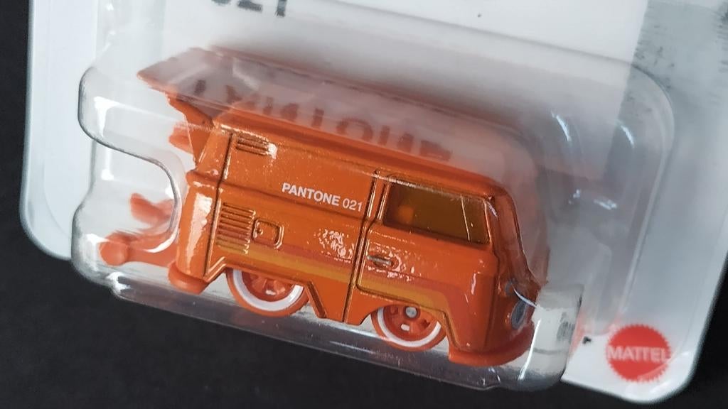Volkswagen T1 vW  Kool Kombi 1:64 Hotwheels Pantone Pol, 1186 MJ 1 NL, Auto, Verzenden, Nieuw