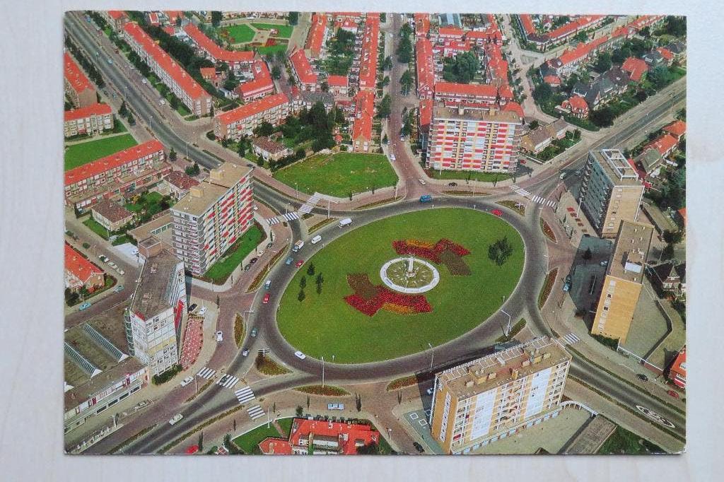 Leeuwarden - Europaplein, Verzamelen, Ansichtkaarten | Nederland, Ophalen of Verzenden, 1960 tot 1980, Gelopen, Friesland
