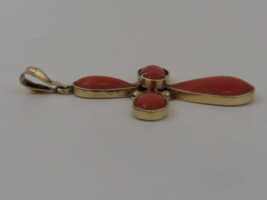 Gouden hanger kruisje met bloedkoraal                     G4, Sieraden, Tassen en Uiterlijk, Kettinghangers, Gebruikt, ., Ophalen of Verzenden