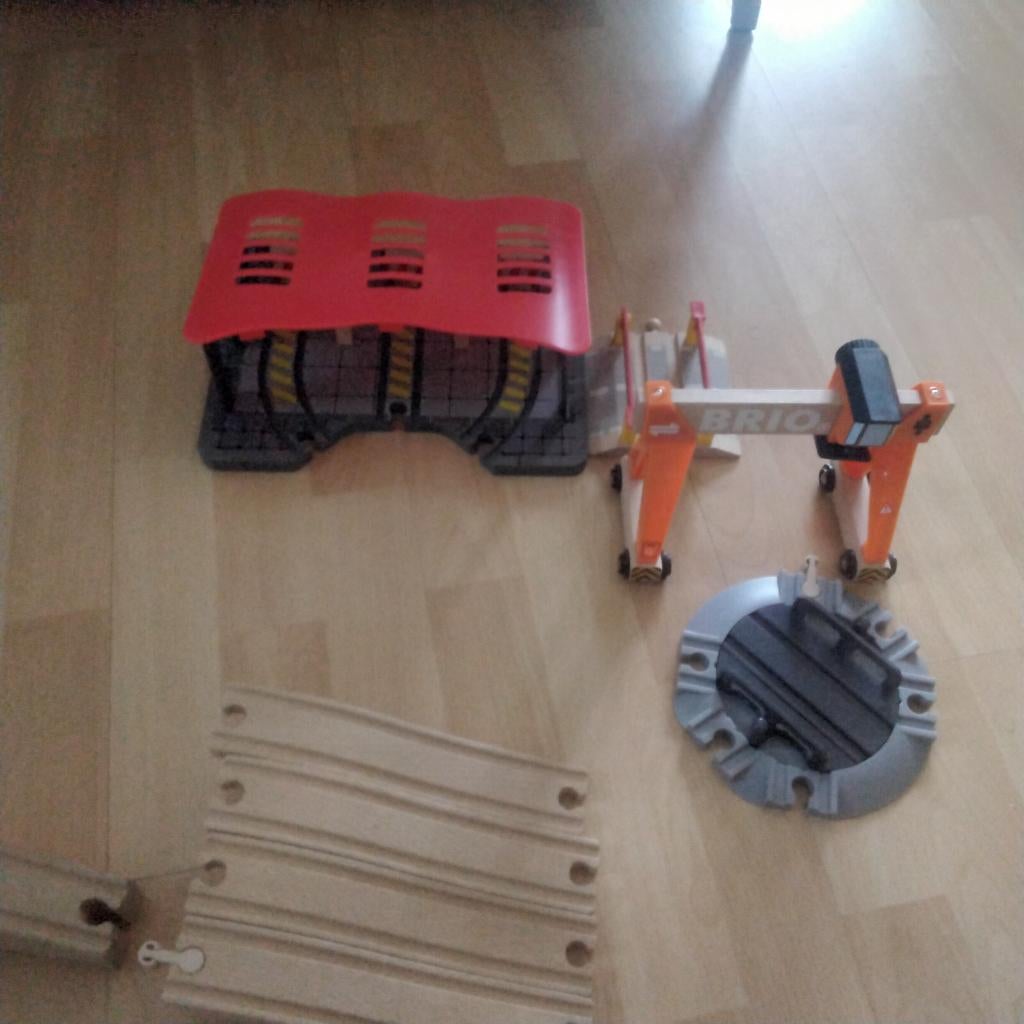 Schatkist vol met model Brio treinbaan, en houten blokken, Ophalen of Verzenden, Zo goed als nieuw, Duw- of Trekspeelgoed