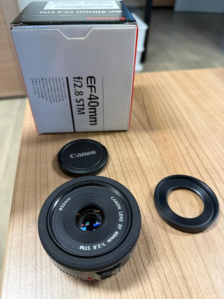 Canon EF 40mm f/2.8 STM pancake + doos + zonnekap, Ophalen, Zo goed als nieuw, Standaardlens