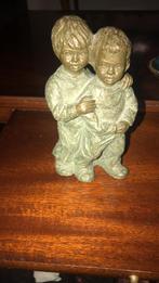 beeldje van twee kinderen - Gesigneerd, Antiek en Kunst, Ophalen of Verzenden
