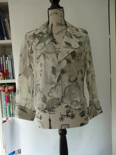 Mooi exclusief  stijlvol gebloemd jasje Mezza Luna 40, Kleding | Dames, Jasjes, Kostuums en Pakken, Maat 38/40 (M), Ophalen of Verzenden