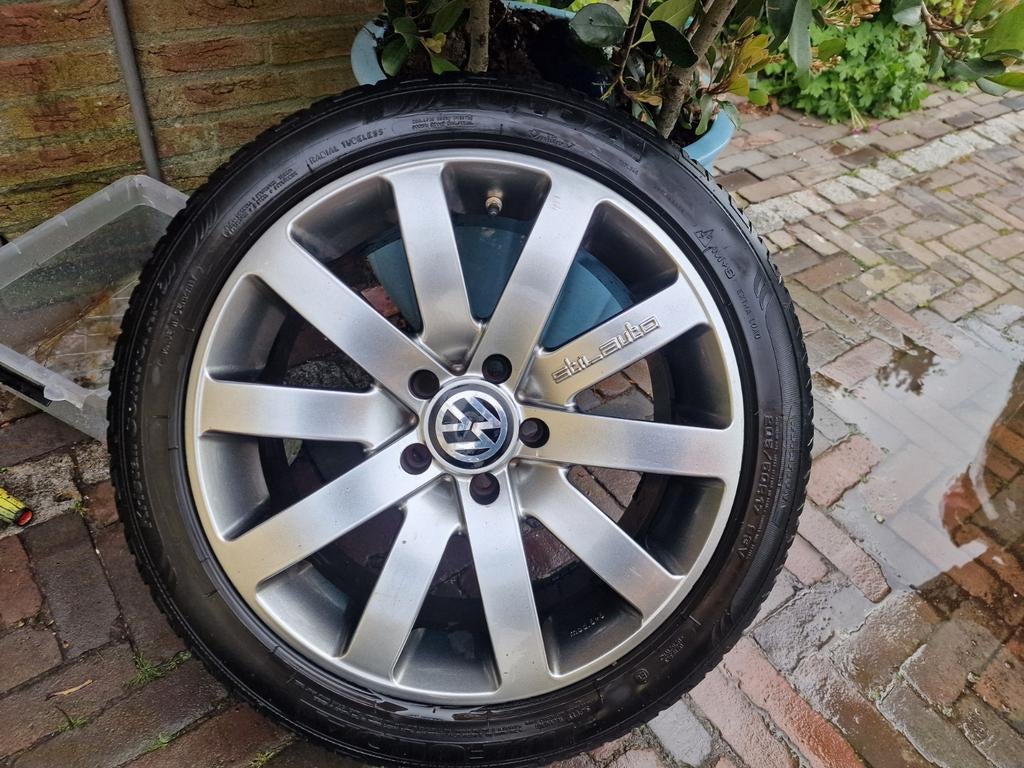 Aluminium velgen met winterbanden 205/50 R17 - VW Passat, Auto-onderdelen, Banden en Velgen, Ophalen, 17 inch, 205 mm, Winterbanden