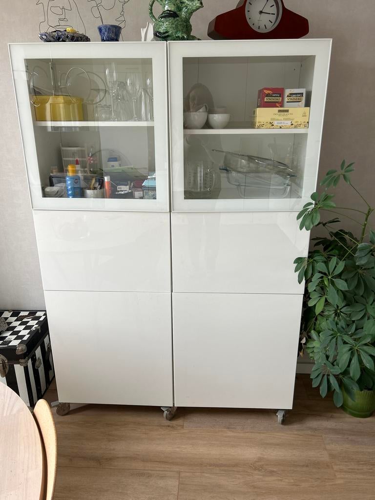 Witte IKEA Besta Kast met Glazen Deuren en Wieltjes, Huis en Inrichting, Kasten | Vitrinekasten, Ophalen, Overige materialen, Gebruikt
