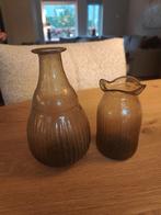 Weldaad Amsterdam 2 glazen vaasjes oud bruin glas ribbel, Overige kleuren, Ophalen of Verzenden, Minder dan 50 cm, Glas