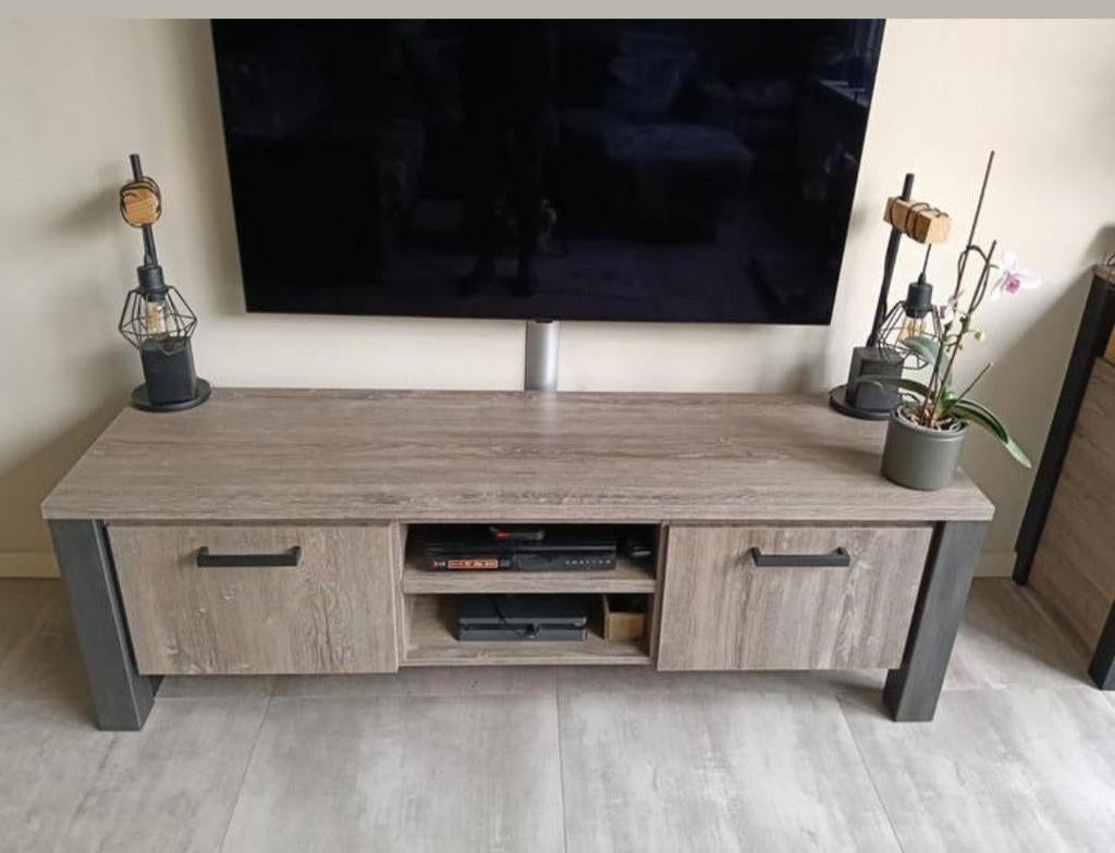 Tv kastje van Leen Bakker, Ophalen