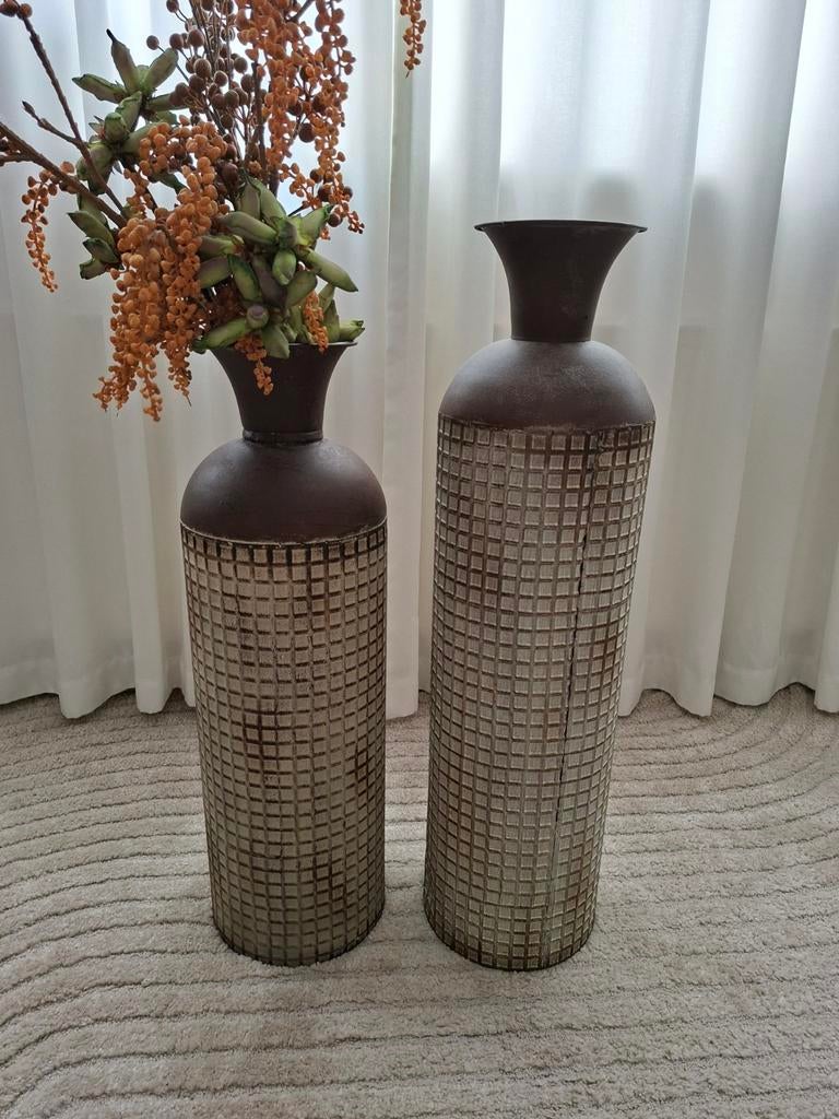 Grote metalen vaas met patroon, Huis en Inrichting, Woonaccessoires | Vazen, Ophalen, Overige kleuren, Overige materialen, 50 tot 75 cm