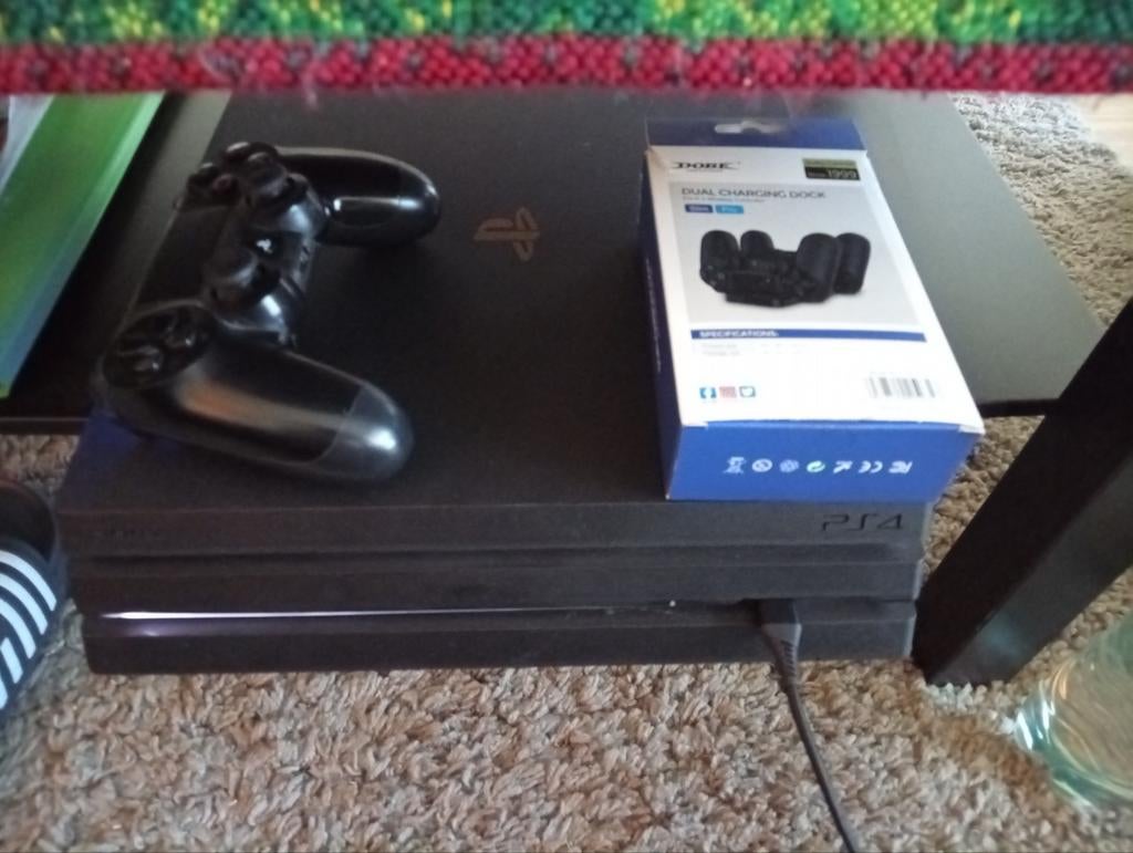 Ps4 pro + 1 originele sony controller + oplaad station, Spelcomputers en Games, Spelcomputers | Sony PlayStation 4, Ophalen of Verzenden
