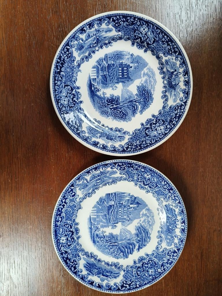 2 Petrus Regout Maastricht borden, decor Castillo, 20,4 cm, Ophalen of Verzenden