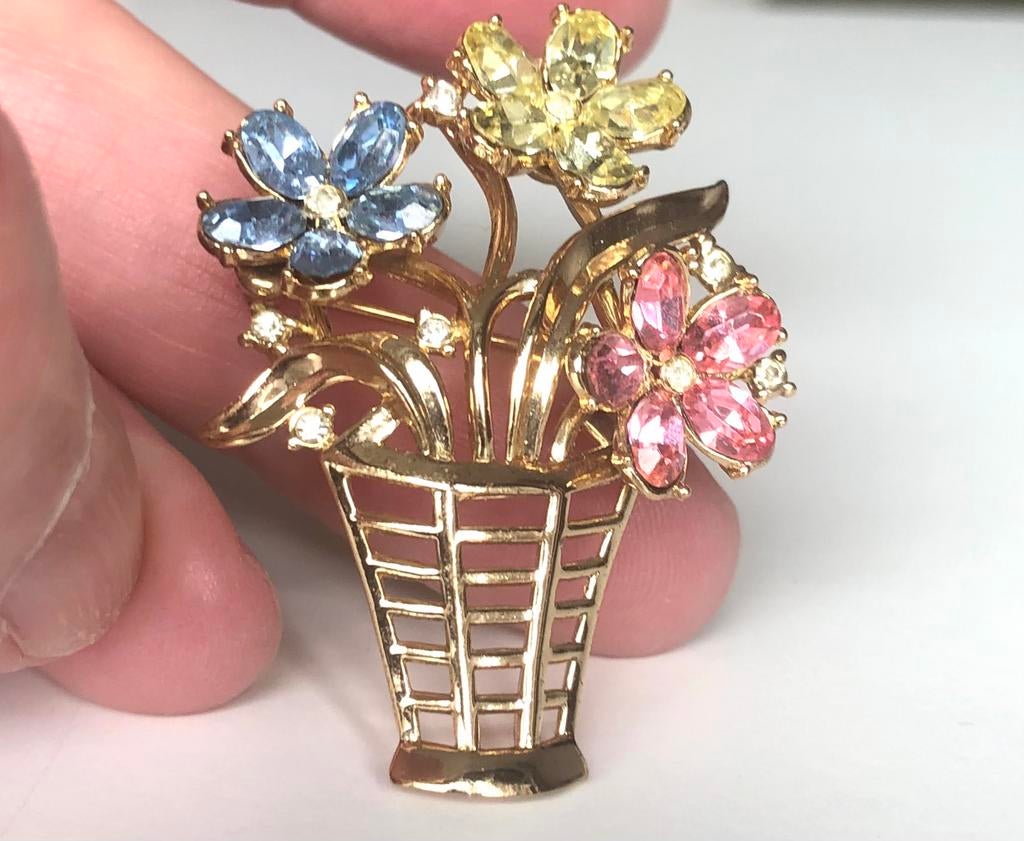 Trifari broche vintage Alfred Philippe, Sieraden, Tassen en Uiterlijk, Broches, 4 tot 7 cm, Gebruikt, Overige kleuren, Ophalen of Verzenden