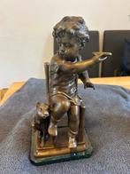 Bronzen sculptuur: Spelend kind op stoel met hondje, Ophalen of Verzenden
