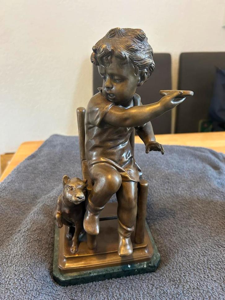 Bronzen sculptuur: Spelend kind op stoel met hondje, Antiek en Kunst, Kunst | Beelden en Houtsnijwerken, Ophalen of Verzenden