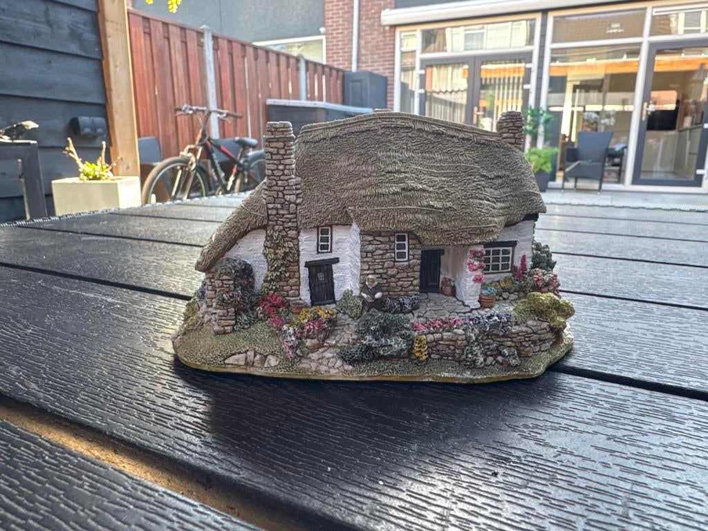 Lilliput Lane 'Old Mother Hubbard's' Engelse cottage, Verzamelen, Beelden en Beeldjes, Ophalen, Zo goed als nieuw, Overige typen