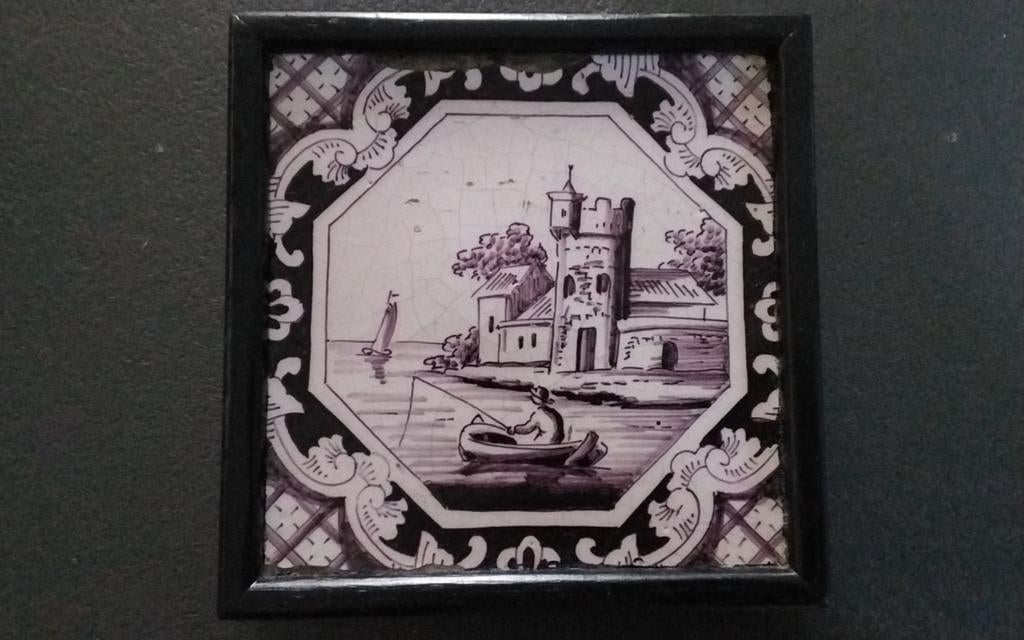 Mangaan tegel met stadspoort en visser, Antiek en Kunst, Antiek | Wandborden en Tegels, Ophalen