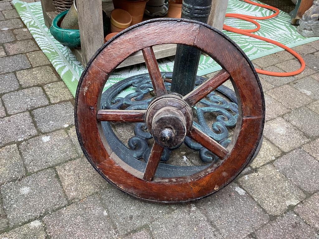Antiek kruiwagenwiel 48 cm doorsnee voor, € 32, Ophalen
