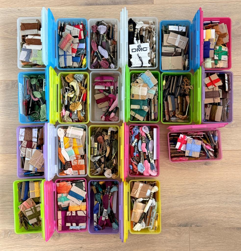 Borduurzijde DMC (grote partij) gesorteerd + gratis extra's, Hobby en Vrije tijd, Borduren en Borduurmachines, Ophalen of Verzenden