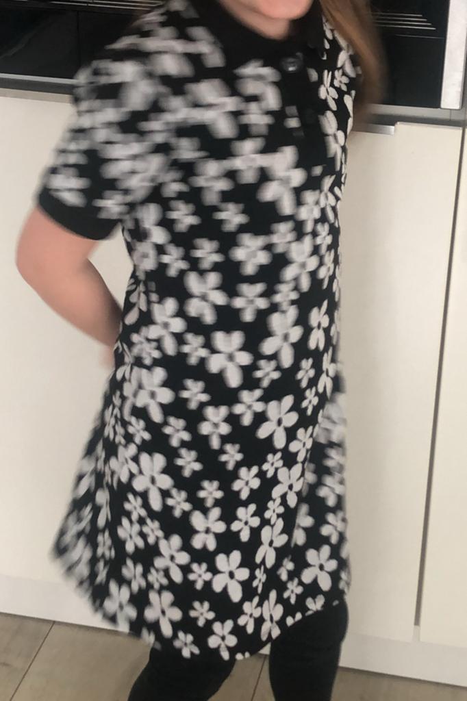 Hip bloemen jurkje zwart wit 128/134, Kinderen en Baby's, Kinderkleding | Maat 134, Ophalen of Verzenden, Zo goed als nieuw, Meisje