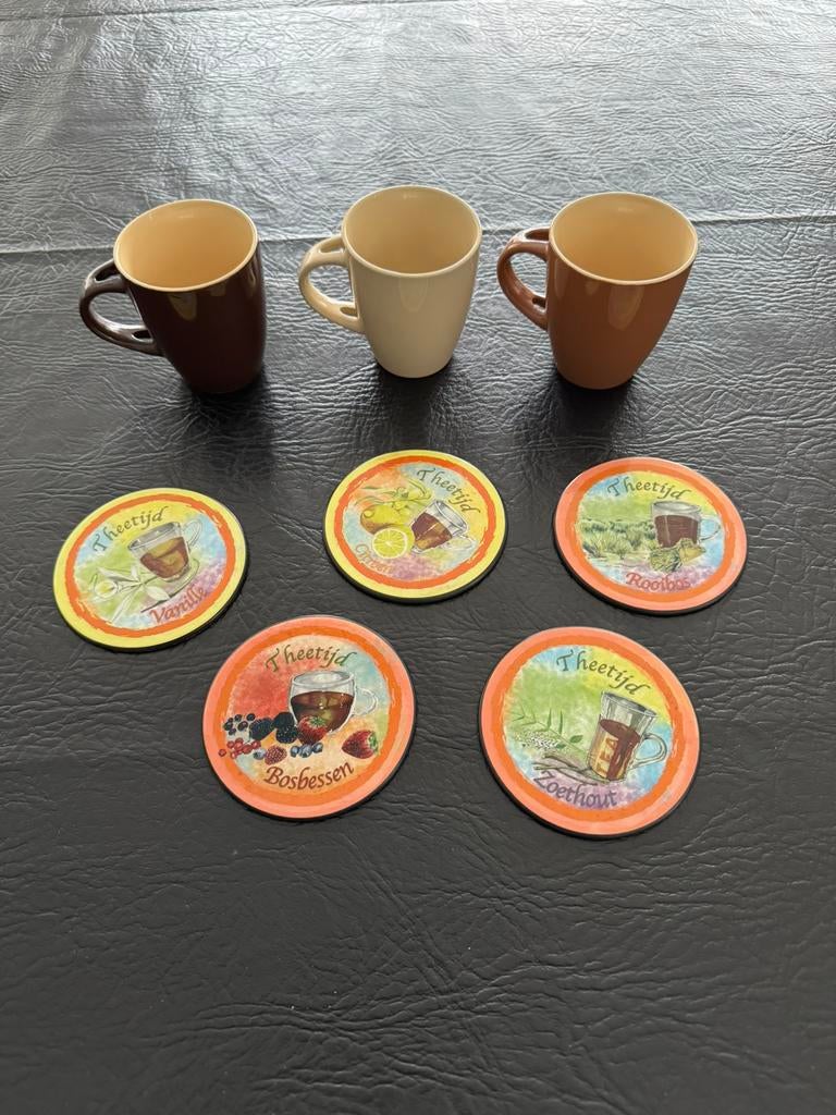 Set van 3 mokken + 5 onderzetters voor € 1,-, Huis en Inrichting, Keuken | Servies, Ophalen of Verzenden, Zo goed als nieuw, Overige stijlen
