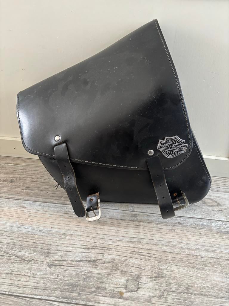 Harley Davidson M8 Softail Zijtas - Zwart Leer, Motoren, Accessoires | Koffers en Tassen, Gebruikt, Ophalen of Verzenden