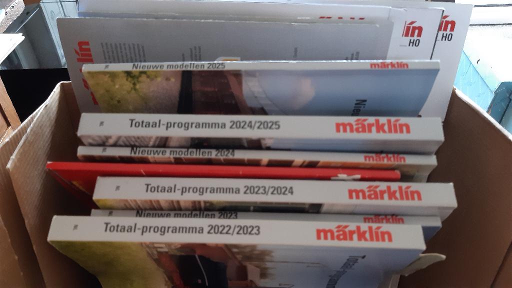 7 Märklin catalogi 2022-2025, en ca 10 brochures en posters, Hobby en Vrije tijd, Modeltreinen | H0, Wisselstroom, Gebruikt, Märklin