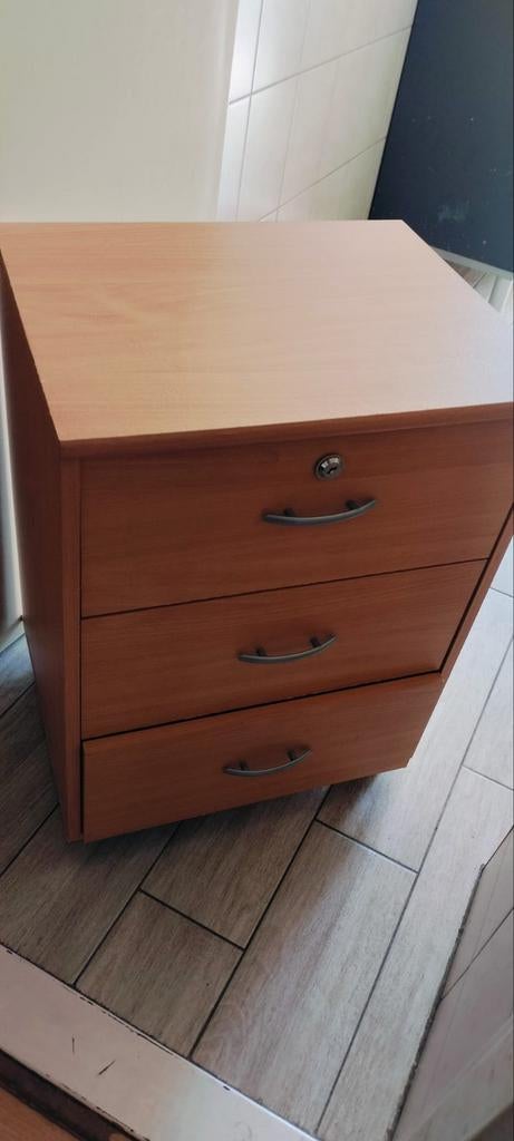 Nachtkastje met 3 lades en slot, Gebruikt, Minder dan 45 cm, Hout, 55 tot 70 cm