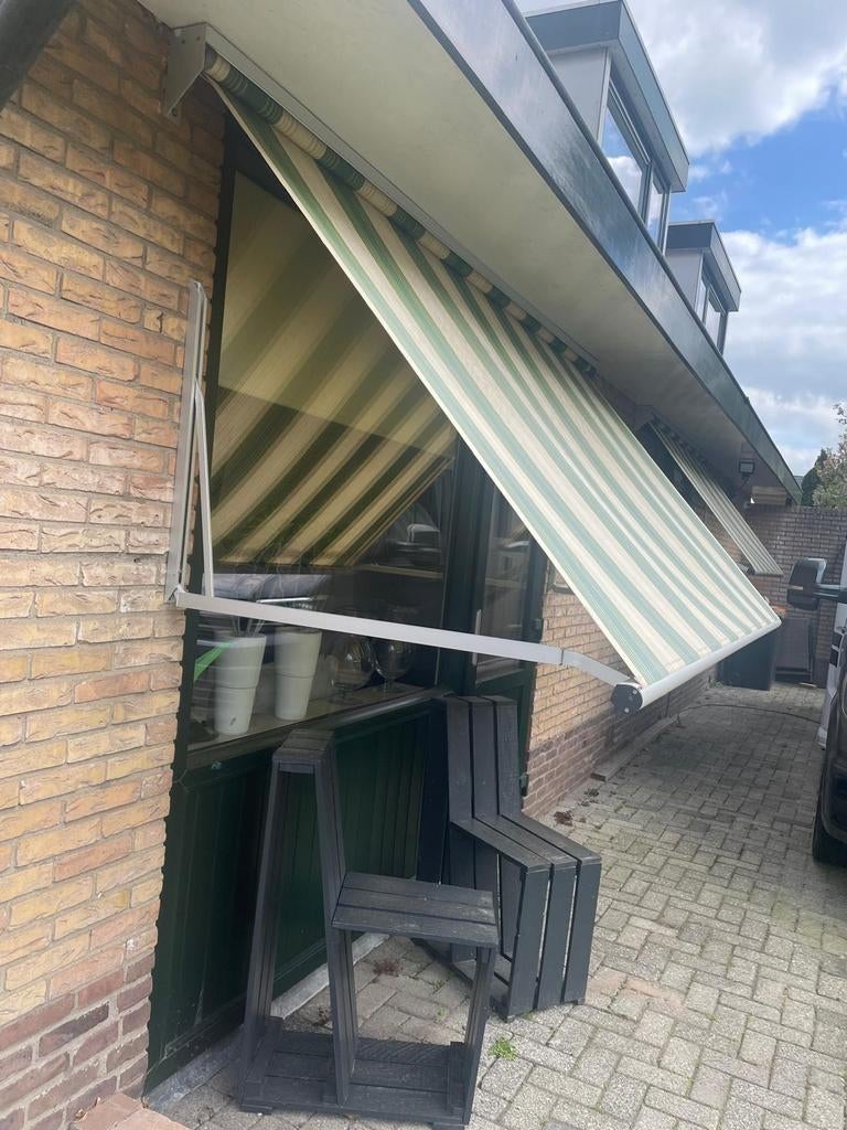Zonnescherm groen-wit gestreept, handbediend, Ophalen, Gebruikt, 150 tot 300 cm, 250 cm tot 450 cm