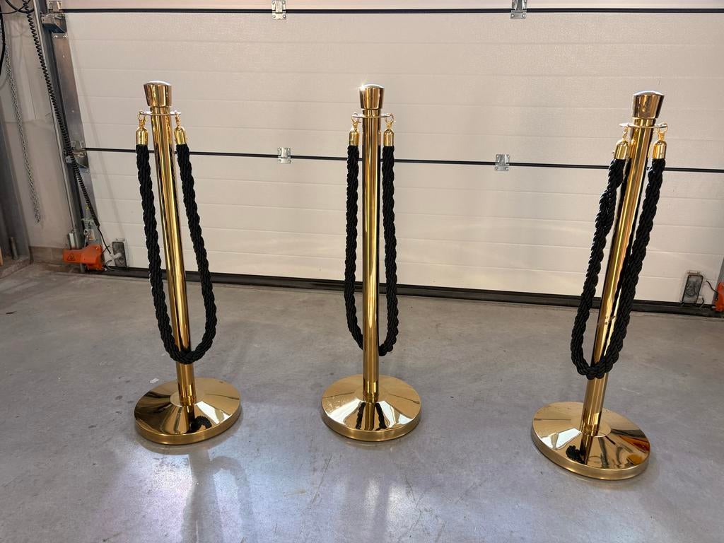 3 Gouden Afzetpaaltjes met Zwart Touw, Ophalen, Minder dan 4 meter, Minder dan 5 meter, Zo goed als nieuw