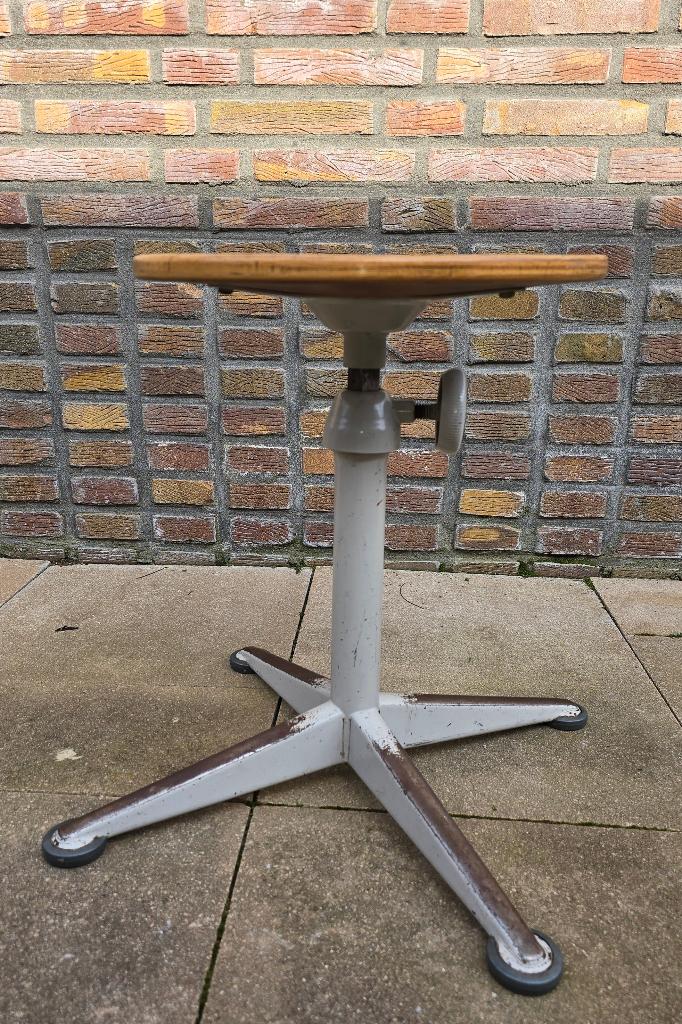 Vintage Ahrend Friso Cirkel verstelbare atelier kruk. 09/64., Ophalen, In hoogte verstelbaar, Gebruikt, IJzer