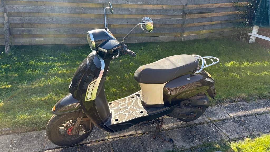 Scooter 50cc 4t BTC Jazz 2015 - Rem blijft hangen, Fietsen en Brommers, Scooters | Overige merken, Ophalen, Gebruikt, Benzine