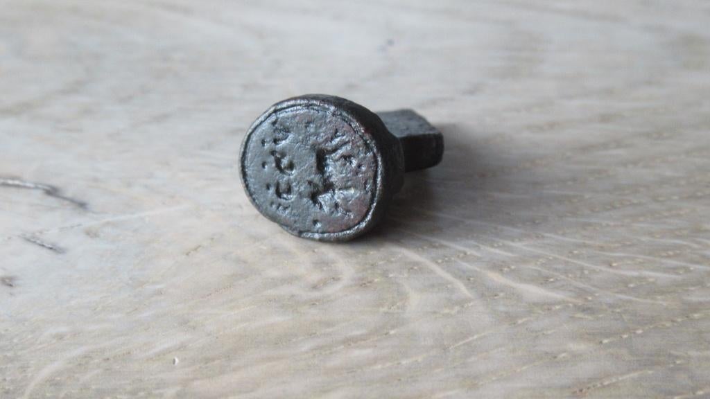 Lakstempel middeleeuws brons met afbeelding / vondst, Antiek en Kunst, Antiek | Koper en Brons, Brons, Ophalen of Verzenden