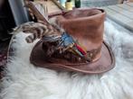 Handgemaakte leren hoed met verwisselbare veren, Kleding | Dames, Hoeden en Petten, Hoed, Zo goed als nieuw, Handgemaakt, One size fits all