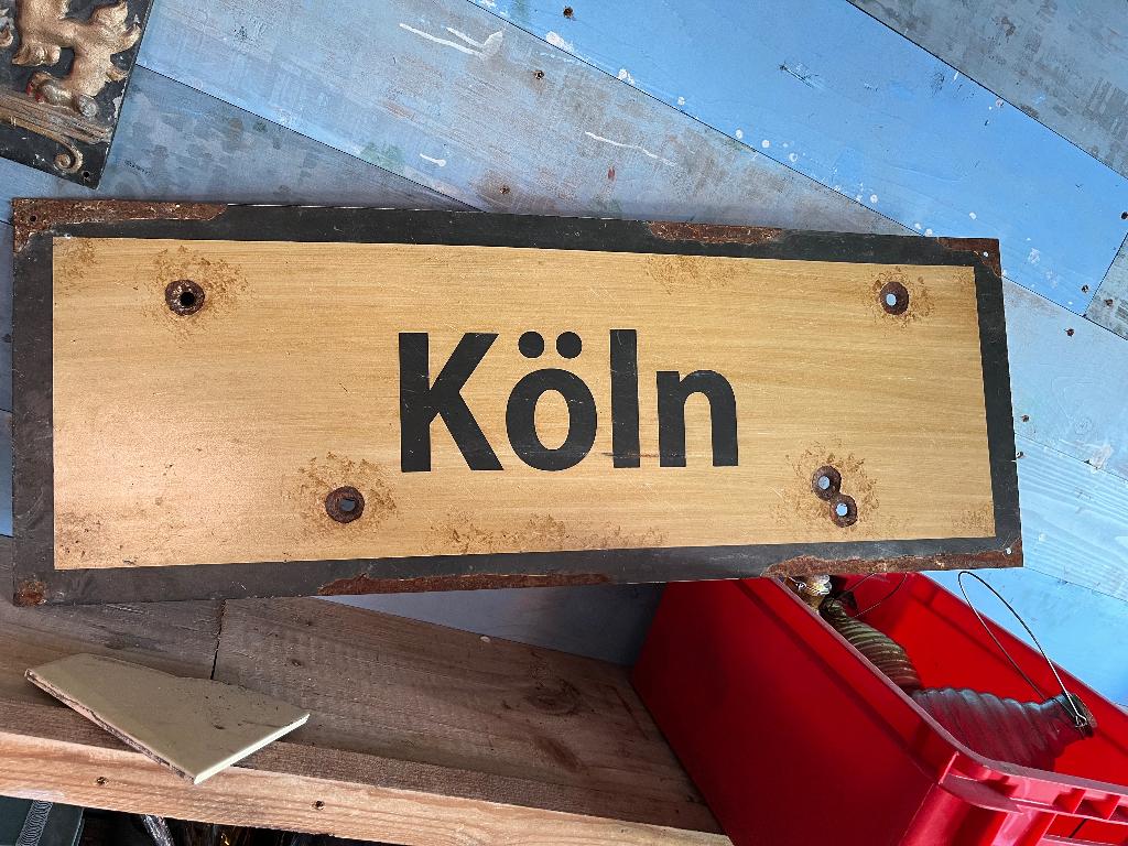 Straatnaambord Keulen Köln station stationsbord kogelgaten, Antiek en Kunst, Curiosa en Brocante, Ophalen