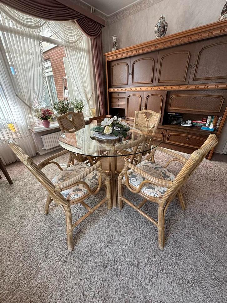 Glazen (rotan onderstel) eettafel met 4 rotan stoelen, Huis en Inrichting, Tafels | Eettafels, Gebruikt, 100 tot 150 cm, Vier personen