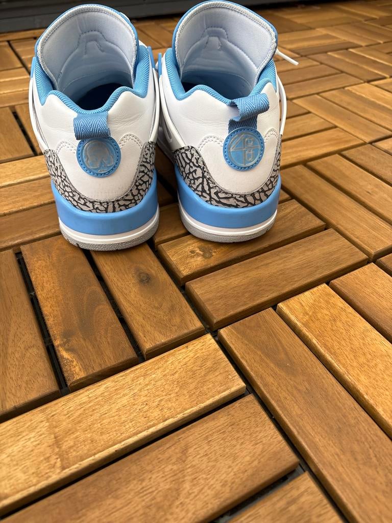 Jordan sneakers wit met blauw, Ophalen of Verzenden, Zo goed als nieuw, Wit