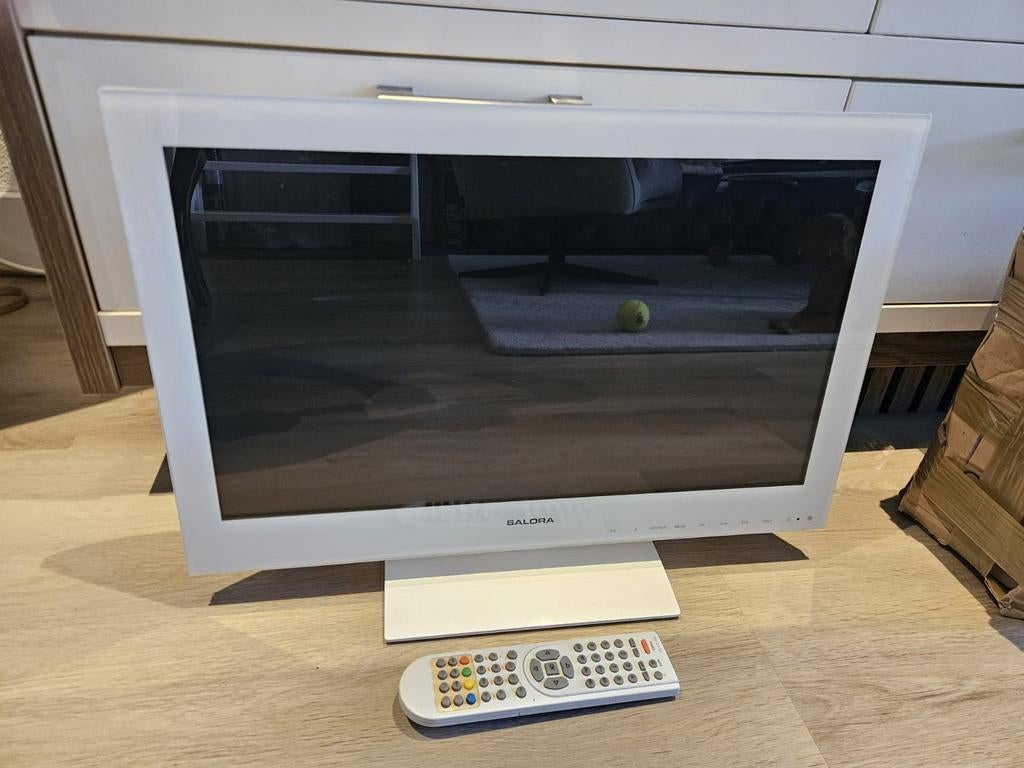 SOLORA 22 INCH TV 
MET DVD SPELER 
EN AFSTANDBEDIENING, Verzenden