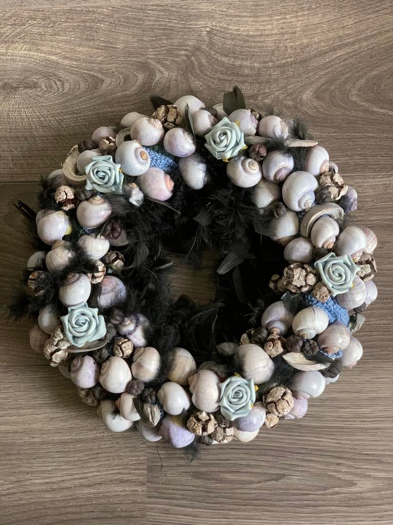 Aparte krans van slakkenhuisjes. Ong. 35 cm  diam., Huis en Inrichting, Woonaccessoires | Kransen, Ophalen of Verzenden, Gebruikt