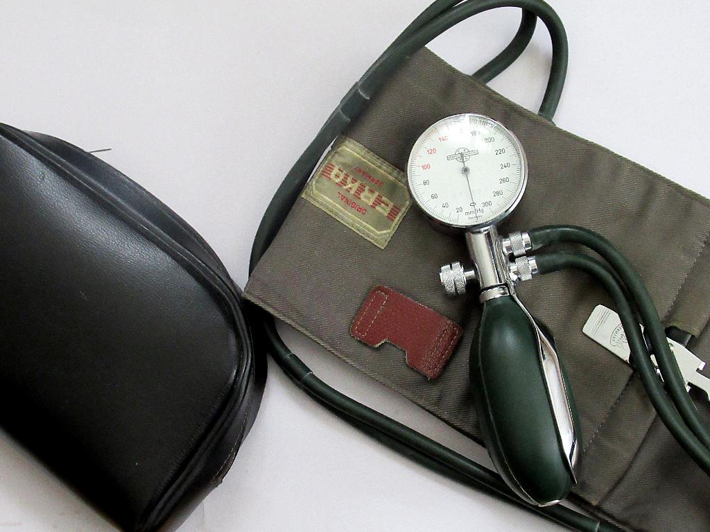 Vintage ERKA draagbare bloeddrukmeter in originele etui., Antiek en Kunst, Antiek | Gereedschap en Instrumenten, Ophalen of Verzenden