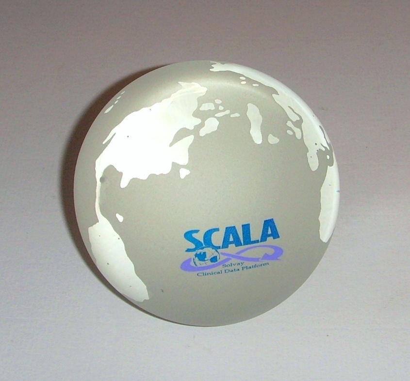 SCALA clinical data platform - glazen bureau presse-papier., Antiek en Kunst, Ophalen of Verzenden