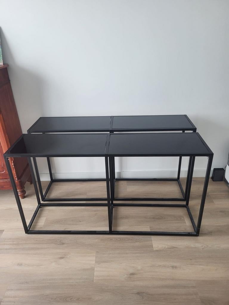 Set van 2 zwarte bijzettafels met glazen blad, Modern, Industrieel, Metaal of Aluminium, Ophalen of Verzenden, Zo goed als nieuw
