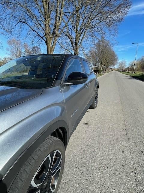 Jeep Avenger 1st Edition 54 kWh 156pk Automaat 2023 Grijs, Auto's, Jeep, Metallic lak, Stof, Zwart, 156 pk