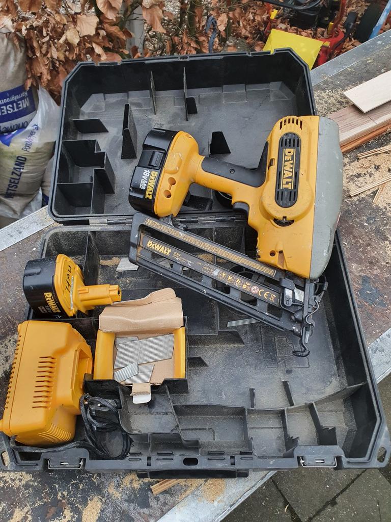 💥 Dewalt dc618 spijkerpistool afwerktacker makita batt..💥, Doe-het-zelf en Verbouw, Plinten en Afwerking, Gebruikt, Overige typen